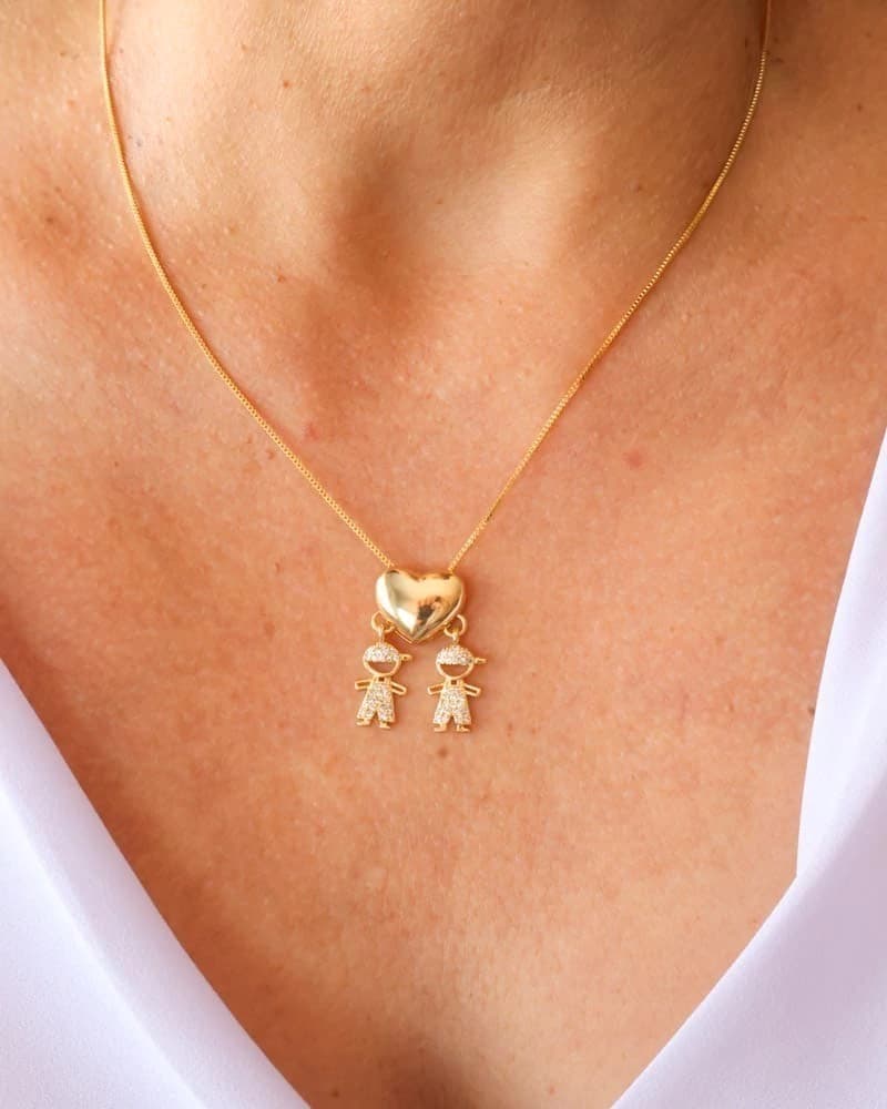 Colar Filhos Coração Liso com Dois Meninos Cravejadas Penduradas no Dourado