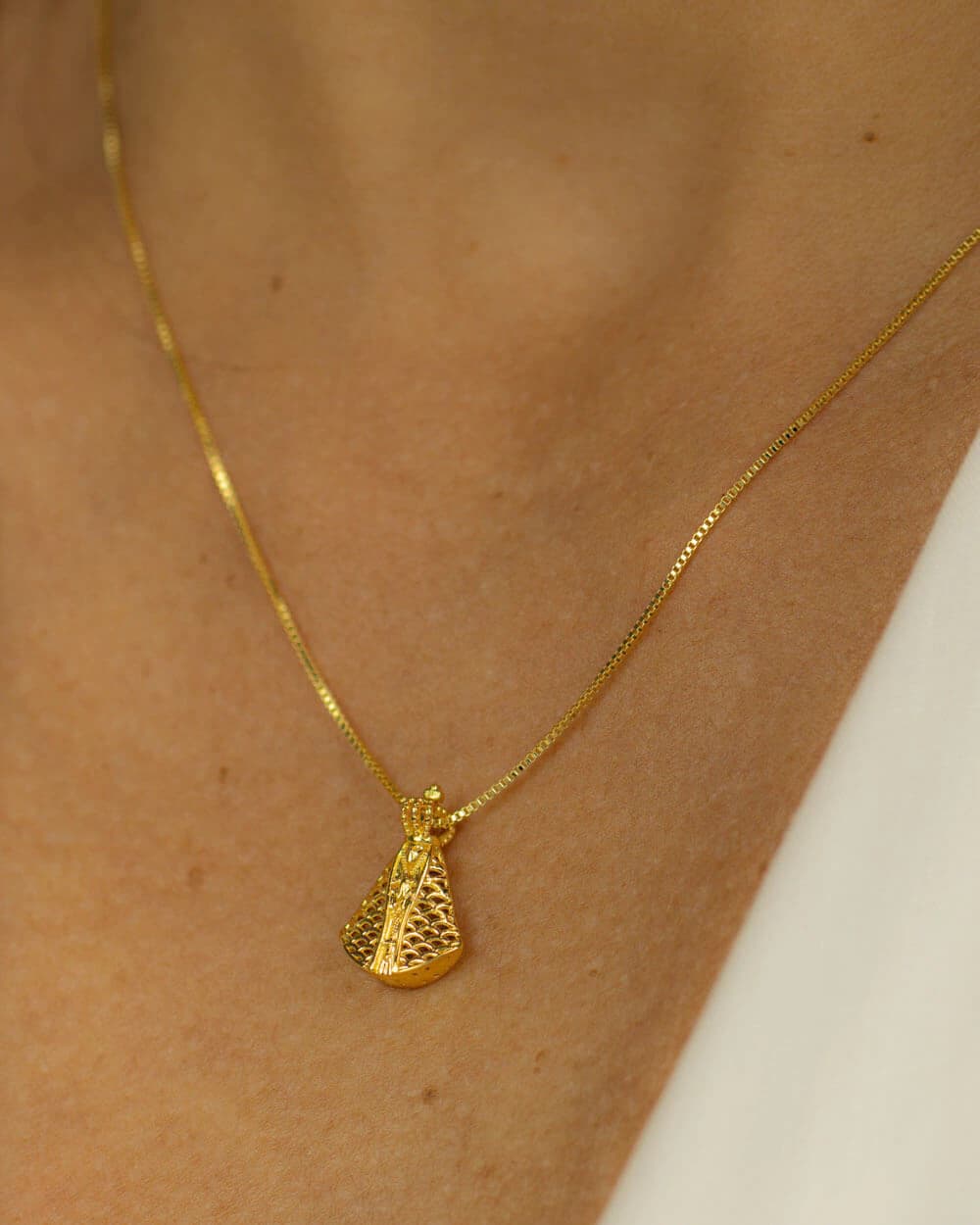 Colar Nossa Senhora Aparecida Pequena Filigrana no Dourado