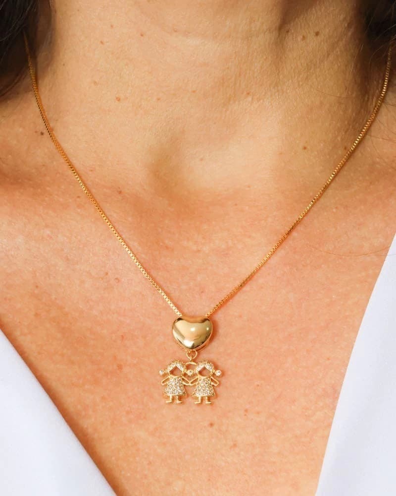 Colar Filhas Coração Liso com Duas Meninas Cravejadas Penduradas no Dourado