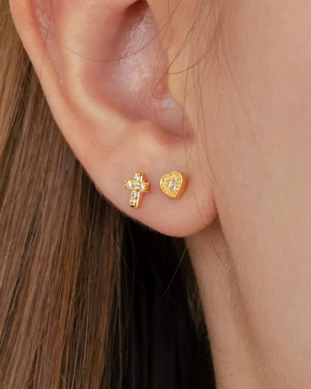 Brinco Duplo Coração e Cruz de Microzirconias no Dourado